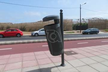 Vandalizan las nuevas papeleras del ensanche de la carretera de Melenara (Telde)/TA.
